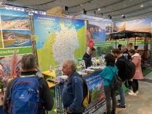 Prospektpräsentation am Messestand Urlaub in Deutschland