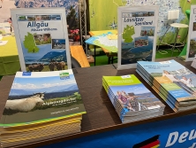 Prospektpräsentation am Messestand Urlaub in Deutschland