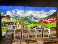 Prospektpräsentation am Messestand Urlaub in den Alpen 2