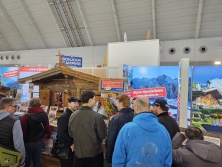 Glücksrad am Messestand Urlaub in den Alpen