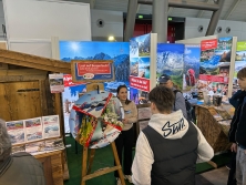 Glücksrad am Messestand Urlaub in den Alpen