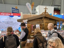 Prospektpräsentation Messestand Urlaub in den Alpen