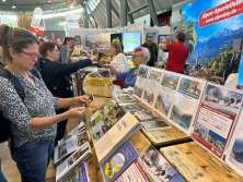 Prospektpräsentation Messestand Urlaub in den Alpen