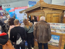 Prospektpräsentation Messestand Urlaub in den Alpen
