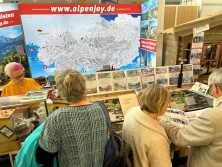 Prospektpräsentation Messestand Urlaub in den Alpen