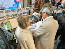 Prospektpräsentation Messestand Urlaub in den Alpen