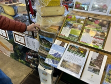 Prospektpräsentation Messestand Urlaub in den Alpen