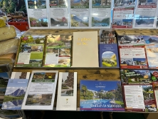 Prospektpräsentation Messestand Urlaub in den Alpen
