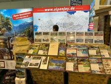 Prospektpräsentation Messestand Urlaub in den Alpen