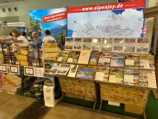 Prospektpräsentation Messestand Urlaub in den Alpen