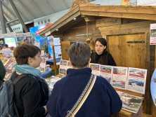 Prospektpräsentation Messestand Urlaub in den Alpen