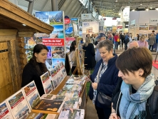 Prospektpräsentation Messestand Urlaub in den Alpen