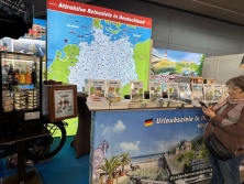 Prospektpräsentation am Messestand Urlaub in Deutschland