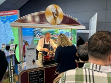 Eisverkauf am Messestand Urlaub in Deutschland