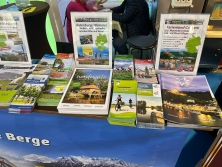 Prospektpräsentation am Messestand Urlaub in Deutschland
