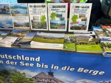 Prospektpräsentation am Messestand Urlaub in Deutschland