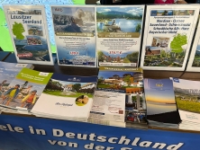 Prospektpräsentation am Messestand Urlaub in Deutschland
