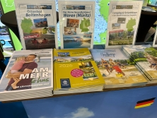 Prospektpräsentation am Messestand Urlaub in Deutschland