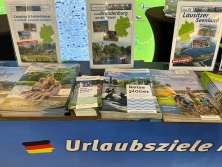 Prospektpräsentation am Messestand Urlaub in Deutschland