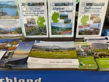Prospektpräsentation am Messestand Urlaub in Deutschland