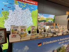Prospektpräsentation am Messestand Urlaub in Deutschland