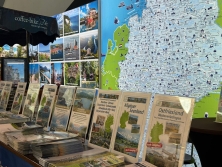 Prospektpräsentation am Messestand Urlaub in Deutschland