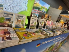 Prospektpräsentation am Messestand Urlaub in Deutschland