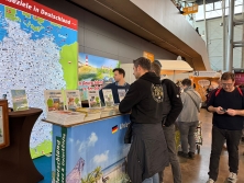 Prospektpräsentation am Messestand Urlaub in Deutschland