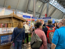 Prospektpräsentation am Messestand Urlaub in den Alpen