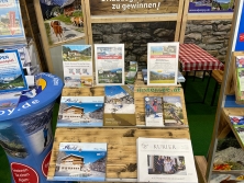 Prospektpräsentation am Messestand Urlaub in den Alpen