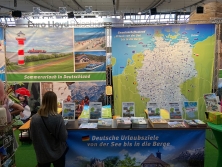 Prospektpräsentation am Messestand Urlaub in Deutschland auf der CMT Stuttgart