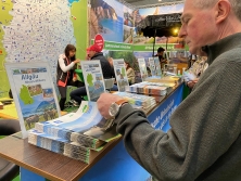 Prospektpräsentation am Messestand Urlaub in Deutschland auf der CMT Stuttgart