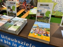 Prospektpräsentation am Messestand Urlaub in Deutschland auf der CMT Stuttgart