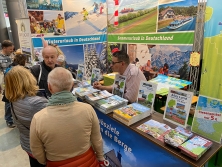 Prospektpräsentation am Messestand Urlaub in Deutschland auf der CMT Stuttgart