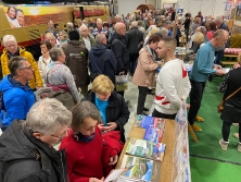 Prospektpräsentation am Messestand Urlaub in den Alpen