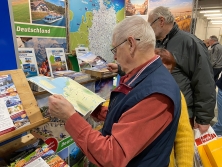 Prospektpräsentation am  Messestand Urlaub in Deutschland