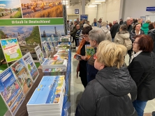 Prospektpräsentation am  Messestand Urlaub in Deutschland