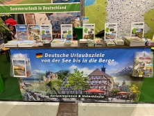 Prospektpräsentation am  Messestand Urlaub in Deutschland