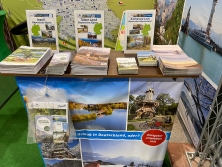 Prospektpräsentation am  Messestand Urlaub in Deutschland