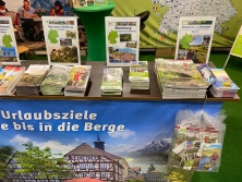 Prospektpräsentation am  Messestand Urlaub in Deutschland