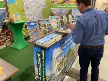 Prospektpräsentation am  Messestand Urlaub in Deutschland