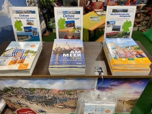 Prospektpräsentation am  Messestand Urlaub in Deutschland
