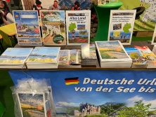 Prospektpräsentation am  Messestand Urlaub in Deutschland