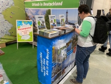 Prospektpräsentation am  Messestand Urlaub in Deutschland
