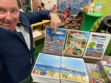 Prospektpräsentation am  Messestand Urlaub in Deutschland