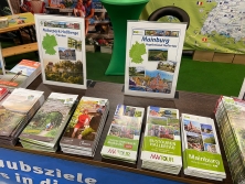 Prospektpräsentation am  Messestand Urlaub in Deutschland