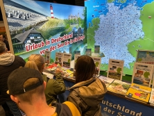 Prospektpräsentation am Messestand Urlaub in Deutschland