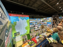 Prospektpräsentation am Messestand Urlaub in Deutschland