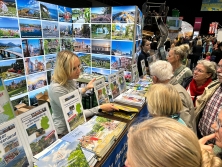 Prospektpräsentation am Messestand Urlaub in Deutschland