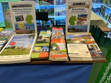 Prospektpräsentation am Messestand Urlaub in Deutschland
